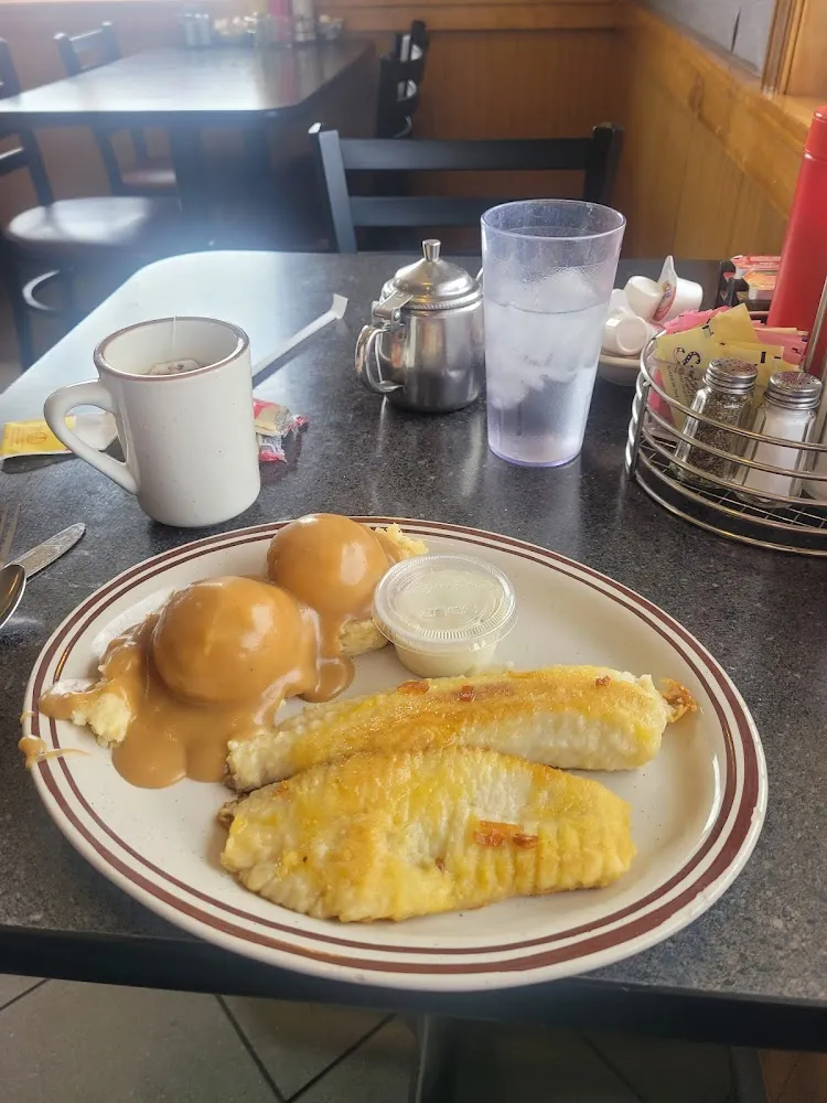 White Fish with Mashed Potatoes and Gravy